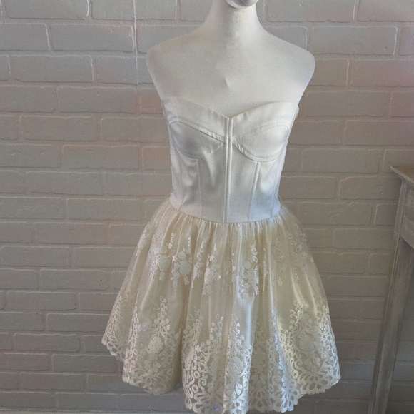 Jessica McClintock Dresses & Skirts - Jessica McClintock Ivory Strapless Lace Mini Dress